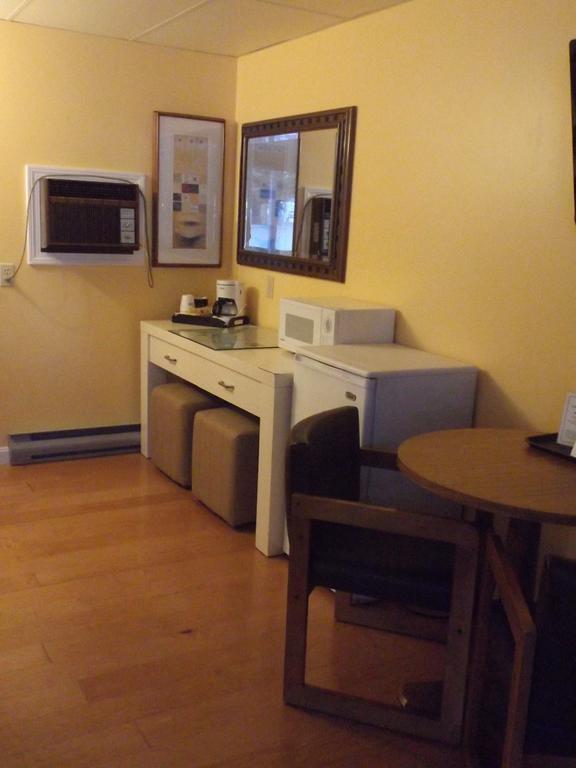 Footbridge North Hotel Wells Room photo
